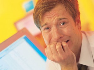 <h1>Как побороть семейные кризисы</h1> <p>Семейные отношения без ссор, непонимания и взаимных упреков не бывают. Более того, конфликты обязаны случаться в жизни каждой пары, ведь без них невозможно построить гармоничный брак. Не важно сколько лет супругам, сколько детей и были ли браки до этого, любят ли они друг друга также как и в первый день встречи или чувства немного остыли – ссоры все равно будут случаться. Зачастую психологи привязывают их к кризисам, которые случаются на разных годах совместной жизни.</p> <p>Существует конкретная разбивка по годам, т.е. кризис первого года, третьего, пятого, седьмого и т.д. Но правильнее связывать возникновение сложностей во взаимоотношениях с возникающими событиями в жизни. Например, рождение ребенка или переезд в другой город. Но, как правило, желание что-то изменить или незапланированные перемены все же совпадают с кризисом определенного года жизни.</p> <p>Первый кризисный период начинается спустя 1 год с начала совместной жизни. Он пройдет мягче и безболезненнее, если пара составит правила сосуществования и будет их придерживаться. Следует разделить обязанности и ответственность. И что не менее важно – определиться с тем, кто будет в семье главным, кто будет решать, <a title="куда инвестировать деньги бюджета" href="http://www.alpari.ru/ru/investor/" target="_blank">куда инвестировать деньги бюджета</a> семьи. Меньше всего проблем возникает в семьях с традиционным укладом, где роли распределены классическим образом: мужчина – добытчик, а женщина – хранительница очага.</p> <p>С рождением ребенка наступает следующий кризис в семейных отношениях и часто он случается на рубеже трех лет. Происходит новая переоценка обязанностей и ответственности, при этом женщина принимает на себя более тяжелую работу. Ей приходится учиться быть одновременно матерью и женой, и при этом выполнять обе роли хорошо. Выход из кризиса, пожалуй, только один. Еще до рождения ребенка нужно перевести отношения на новый уровень, где будет место не только для любовной привязанности и бытовой обустроенности, но и общему мировоззрению. Если у супругов согласие в интересах, они вместе <a title="оценивают индикаторы форекс" href="http://www.alpari.ru/ru/info_analytics/forex_indicators/" target="_blank">оценивают индикаторы форекс</a> или ходят в турпоходы, то они преодолеют и такую сложность, как появление нового члена семьи.</p> <p>Когда ребенок вырастает (идет в детский сад, школу), то случается новый кризис. Малыш становится личностью, которую могут оценивать окружающие и именно это волнует родителей. А между тем, следует не забывать друг о друге, волнуясь за ребенка. Женщина вновь может вернуться к полноценной личной жизни, т.е. обратить внимание на себя, на мужчину – отца своего ребенка. На этом этапе следует проявить активный интерес друг к другу, иначе семейная жизнь будет полностью разрушена к совершеннолетию ребенка.</p> <p>Ссоры и непонимание – это не признак того, что выбор партнера был сделан не правильно. Это лишь симптом переходного периода, случающегося в каждой паре и не один раз. Кризисы необходимы для развития пары, они служат трамплином для прыжка к истинной близости. Нужно только обоюдное желание работать над отношениями, разговаривать и слышать друг друга, идти на компромисс ради семейного счастья на долгие годы вперед.</p>
